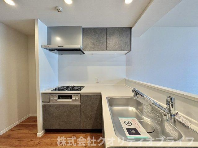 収納力たっぷりのシステムキッチンは、浄水器や食洗機など便利な設備も揃っています。