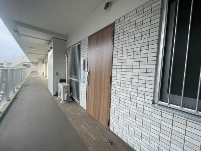 玄関ドアはダブルロックのディンプルキーで防犯面も安心です。