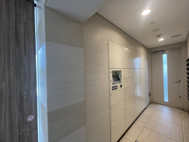 エントランスには宅配ボックスがございます。