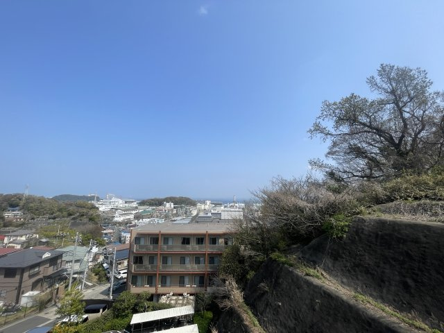 奥行きのあるバルコニーから東京湾を眺めることができます。夏は花火を鑑賞することができます。