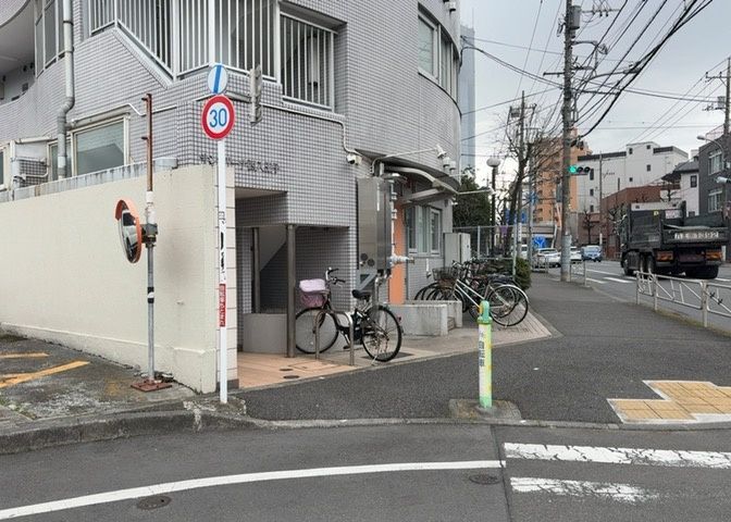 物件によっては、入居者が個人的に使用できる専用庭がついているものもあります。また、住宅の中にある土間の部分を庭と呼ぶこともあります。庭の用途は住む人によって変わり、それによってデザインもさまざまです。