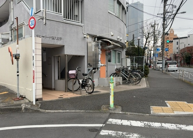 中庭（パティオ）とは、一つの建築物の内部に設けられた、壁などで囲われている庭のことを指します。コの字型、ロの字型が主流ですが、L字型の中庭もあります。最近では、インテリア性の高さからも人気があります。