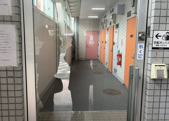 ラウンジは、マンションの共用スペースに椅子やテーブルなどを配置した利用者が寛げる空間です。屋内型ラウンジと屋外型ラウンジがあります。共用部分の管理状況と合わせて、詳細については現地でご確認ください。