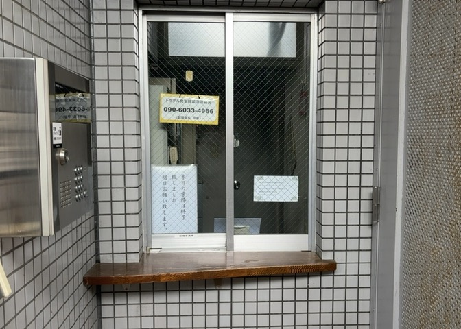 受付はマンションコンシェルジュがいる場合もあれば、管理人が滞在する小部屋を総称して呼ぶことがあります。主にエントランスに設置されていることから、防犯面でも期待ができます。防犯設備がない場合はより安心！