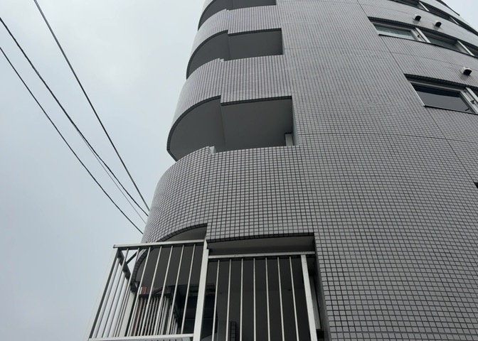 共用部分は、一棟の建物に住む区分所有者全員が共同で所有するとし、共用部分の管理、補修などは、区分所有者で形成される管理組合が行います。個人の判断で勝手に変更することはできませんので覚えておきましょう。