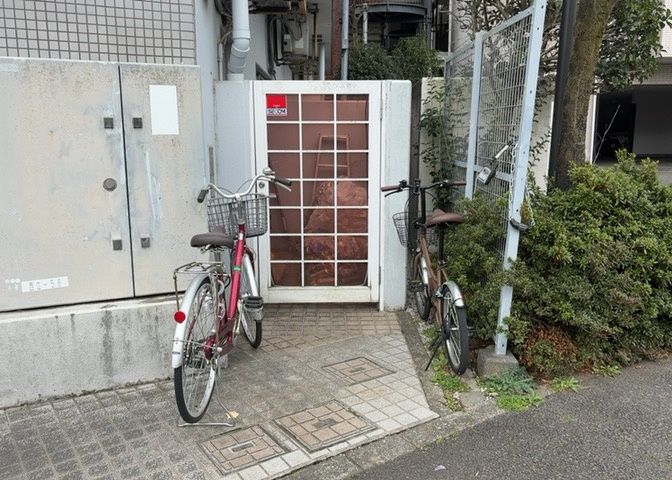 共有部分は、住民なら誰もが使える設備のこと。例えば駐車場やエレベーター、インターネット設備、セキュリティ設備などがあります。他にも、マンションの廊下・外部階段やエントランス・ゴミ置き場などがあります。
