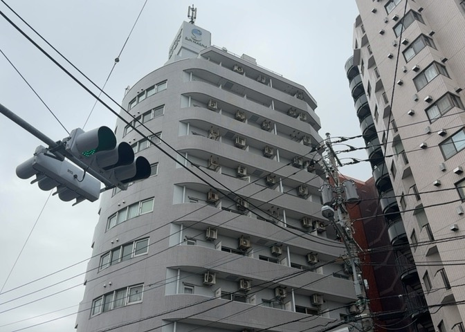 眺望の良さを楽しめるダイニングキッチンで家族団らんの時間を過ごしてはいかがでしょうか。バルコニーから見える景色を家族で眺める時間は、時間が経つのを忘れてしまいそうですね。是非、現地を見に行きましょう！