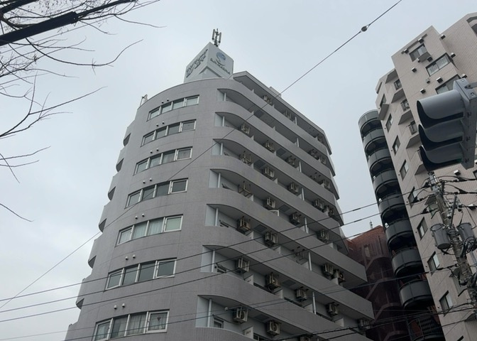 道幅が広い場所は日当たりや風通が良好です。幅が広いのですれ違いも可能ですし大きな車でも駐車可能！一方で、大型車が通ることも多くなるため交通量の増加により騒音に繋がります。また土地の値段が高くなります。
