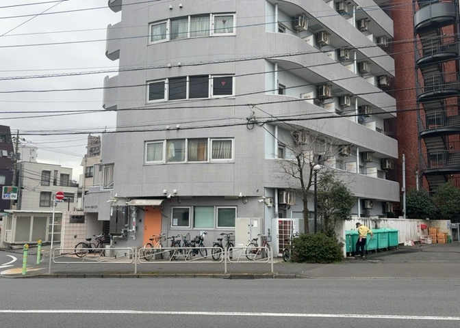 ＲＣ造、Reinforced　Concreteは直訳すると補強されたコンクリートです。主に柱や梁・床・壁が鉄筋とコンクリートで構成おり、鉄筋を組んだ型枠にコンクリートを流し込んで固めたものを指します。