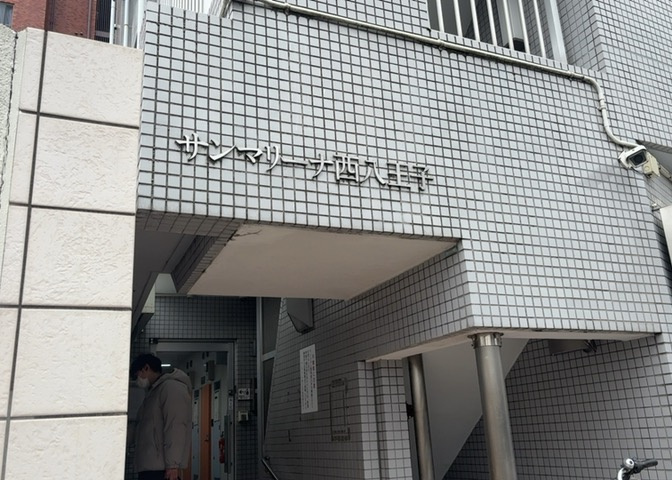 玄関は家の顔でもあり、家族以外の目にも止まる場所です。玄関は外との間を仕切る扉、靴などをしまっておく収納スペース、靴脱ぎのたたきスペース、来客とのやり取りをするドアホンなど複数のアイテムからなります。
