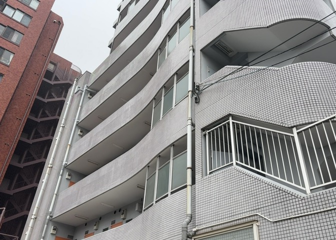 共有部分は、住民なら誰もが使える設備のこと。例えば駐車場やエレベーター、インターネット設備、セキュリティ設備などがあります。他にも、マンションの廊下・外部階段やエントランス・ゴミ置き場などがあります。