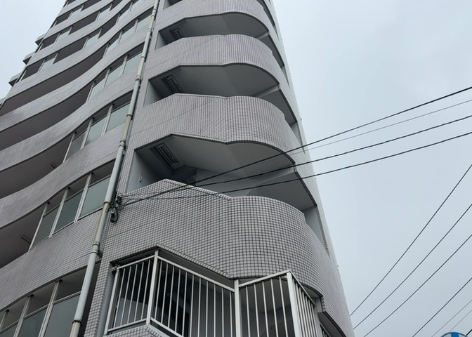 共用部分は、一棟の建物に住む区分所有者全員が共同で所有するとし、共用部分の管理、補修などは、区分所有者で形成される管理組合が行います。個人の判断で勝手に変更することはできませんので覚えておきましょう。