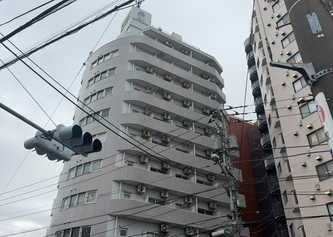 外観はマンション管理がされているかの目安になります。築年数が古いと、壁面は劣化してひび割れが生じることも！建物が古びていても細かいところが修繕されていると、きちんと管理されているなぁと感じるでしょう。