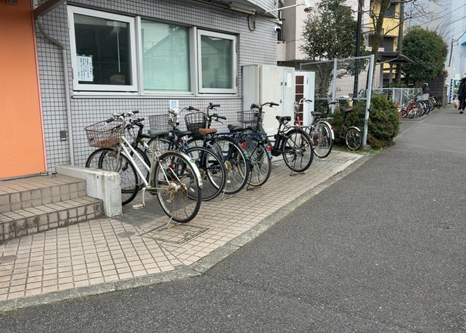 マンションの駐輪場は、事前に空きがあるか確認を取ると安心です。せっかく入居したのに駐輪スペースがない！なんてことになったら大変ですよね。そこで、内見時や購入前にはまず事前に確認しておくと良いでしょう。