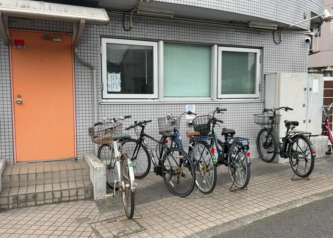 車一台あたりに必要なスペースは、標準サイズの普通自動車で横幅2m50cm、長さ5mは必要になります。ただし、乗降のことも考慮して横幅3m30cm、長さ5m50cmほどは確保できるところを選びましょう。