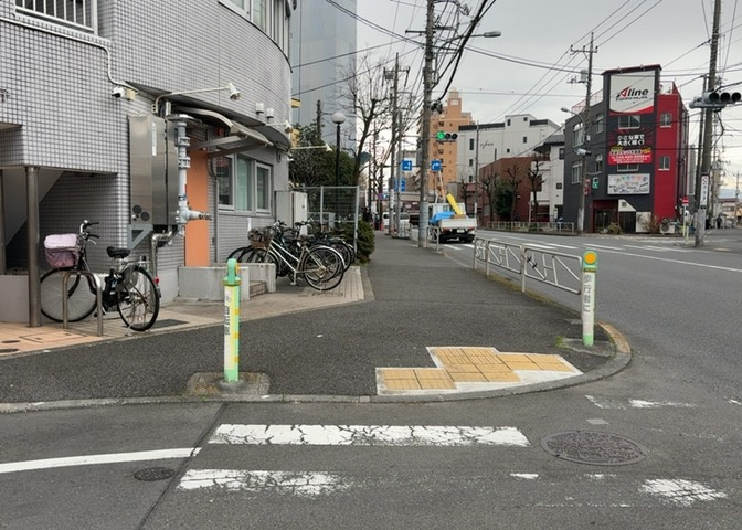 駐車場と明記されていても、最小スペースでつくられた駐車場だと大型車は駐車できなかったり、出入りしにくくなったりする可能性があります。お車のサイズと購入したい物件の駐車場のサイズを現地で確認しましょう。
