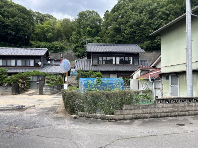 落ち着いた住環境が広がっています。近隣では新築住宅の建築も進んでおり、住宅地としての需要が期待できるエリア。線引き前宅地のため再建築が可能で、広い敷地を活かした理想の住まいづくりをご検討いただけます。