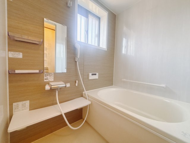 ■浴室｜デザイン性に優れた浴室♪1日の疲れを癒す、ゆったりとしたバスタイムをぜひお過ごしください(*＾＾*)大きな窓付きで嬉しい♪