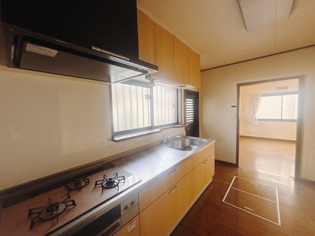 ■キッチン｜ワークトップ下には、圧力鍋やパスタ鍋などのかさばる調理器具もラクラク収納可能なスライド収納！ものが溢れがちなキッチン回りもスッキリきれいに管理ができます♪