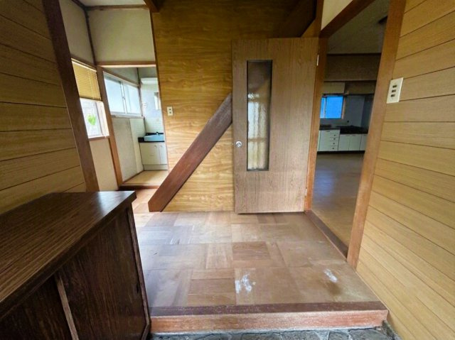 奥の洗面所へ直通できる動線で、帰宅後の手洗いもスムーズです