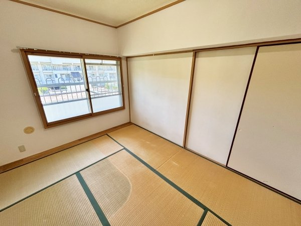 南面の明るい和室（約6.0帖、押入付）