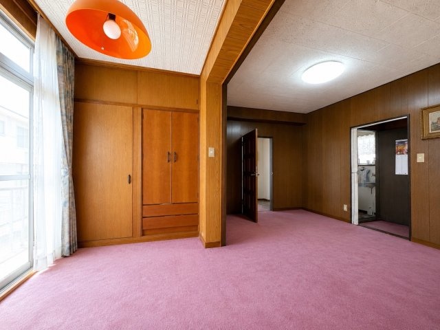 ゆとりある広さが魅力の2階中央洋室は、主寝室としてもおすすめの空間です。大容量の収納を備えており、お部屋をすっきり広く使える設計。大きな窓からは自然光が差し込み、明るく開放感があります。