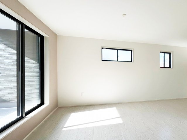 2階寝室、バルコニーに面した明るいお部屋です　