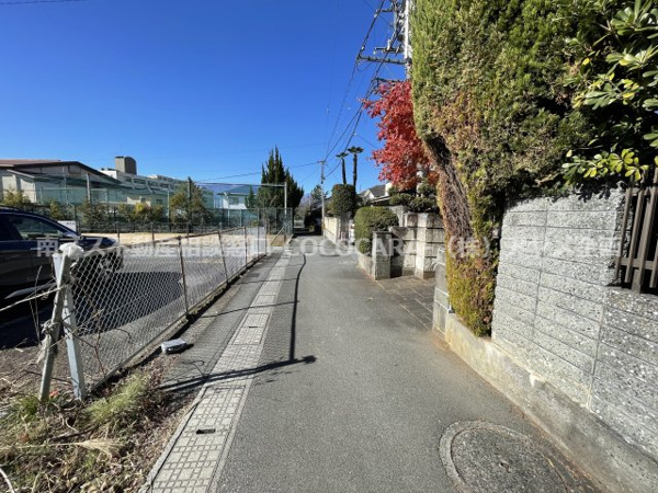 【甲府市美咲2丁目　売地の前面道路含む現地写真】