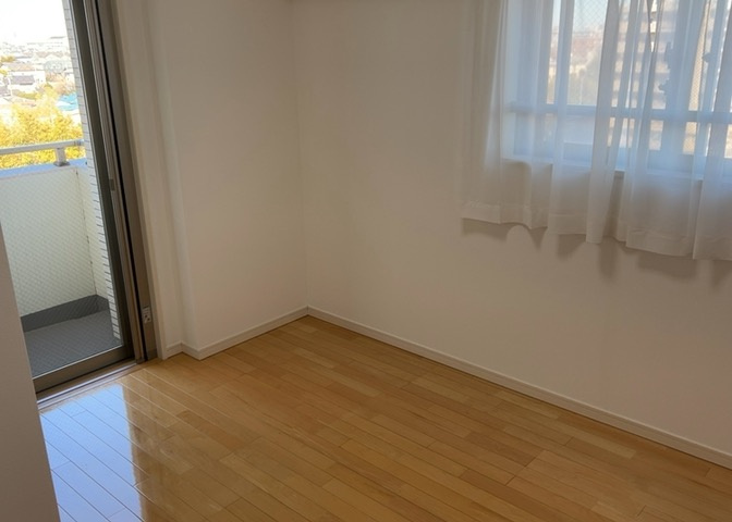 洋室のメリットは重い家具が置きやすく、身の回りが整理しやすいことです。　床がフローリングのため畳とは異なり凹みにくいです。　クローゼットなど収納が豊富で、普段使わない旅行カバンや服の整頓も簡単にです。