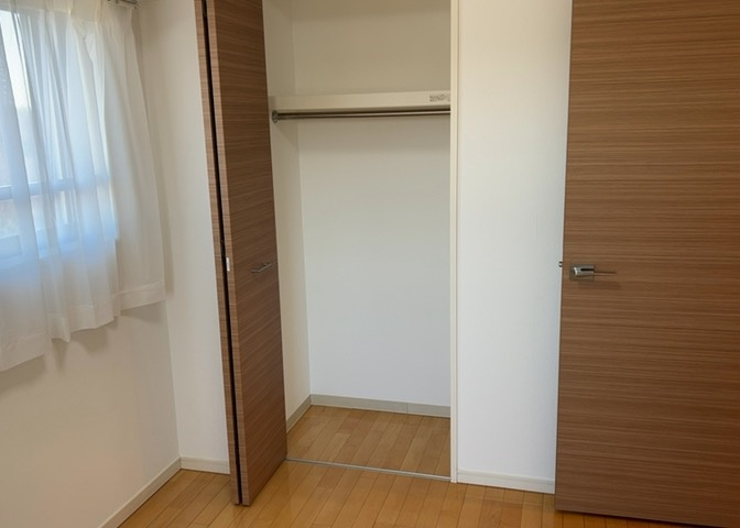 デザイン性を重視しすぎて収納が少なかった！なんてことにならないため、事前に現地で収納の数を確認しておくことをお勧めします。クローゼット以外にも床下収納や屋根裏収納、パントリーなどもチェックしましょう。