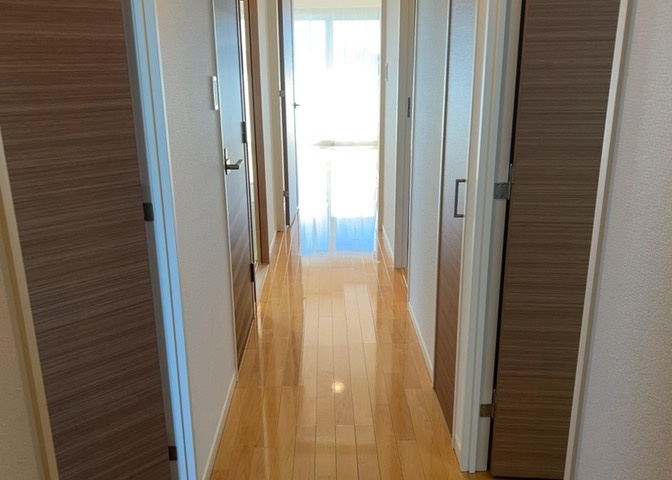 内装はとにかくおしゃれなものがいい！と選ぶ前に、まず住んだ後のことを想像してみましょう。住んでみたらコンセントの位置が悪くて使いにくいなど出てきます。事前にどの家電をどこに置くか想定しておきましょう。