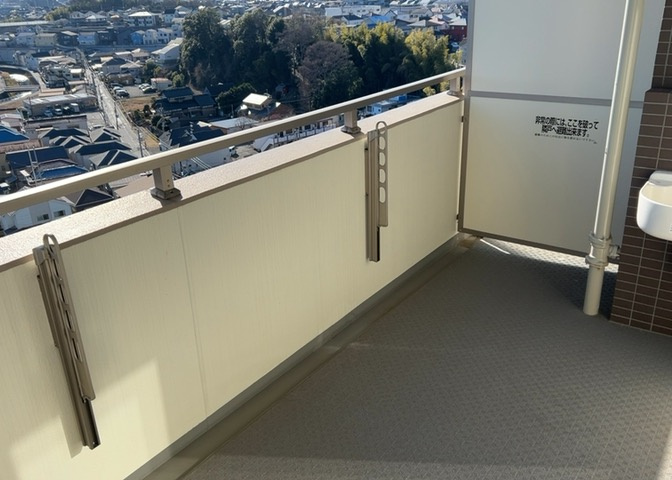 バルコニーは、室外の専用スペースのうち、「屋根がなく開放された空間」であるものを指します。ベランダより広いタイプのものが多く、日当たりもよいため家庭菜園などを楽しみたい人にとって適した環境となります。