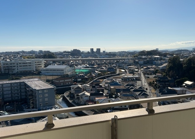 眺望の良さを楽しめるダイニングキッチンで家族団らんの時間を過ごしてはいかがでしょうか。バルコニーから見える景色を家族で眺める時間は、時間が経つのを忘れてしまいそうですね。是非、現地を見に行きましょう！