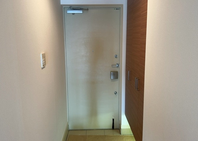 玄関は家の顔でもあり、家族以外の目にも止まる場所です。玄関は外との間を仕切る扉、靴などをしまっておく収納スペース、靴脱ぎのたたきスペース、来客とのやり取りをするドアホンなど複数のアイテムからなります。