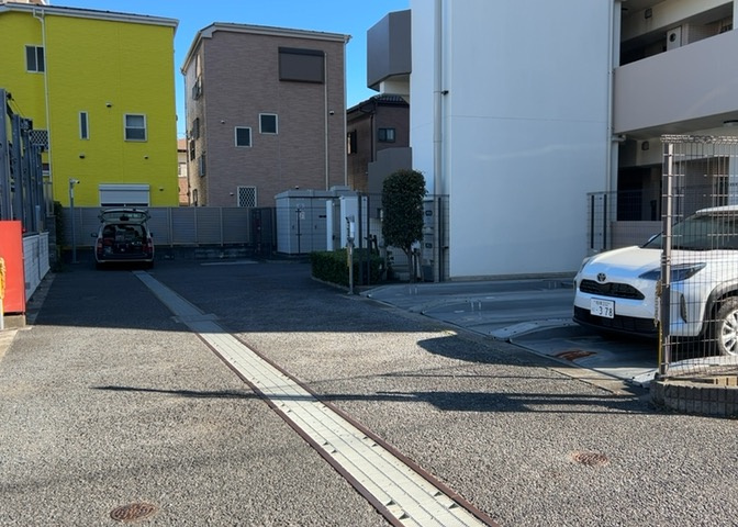 車一台あたりに必要なスペースは、標準サイズの普通自動車で横幅2m50cm、長さ5mは必要になります。ただし、乗降のことも考慮して横幅3m30cm、長さ5m50cmほどは確保できるところを選びましょう。