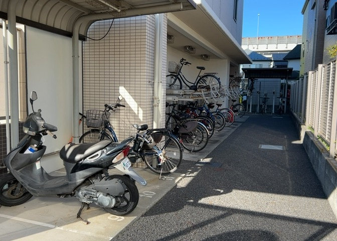 マンションの駐輪場は、事前に空きがあるか確認を取ると安心です。せっかく入居したのに駐輪スペースがない！なんてことになったら大変ですよね。そこで、内見時や購入前にはまず事前に確認しておくと良いでしょう。