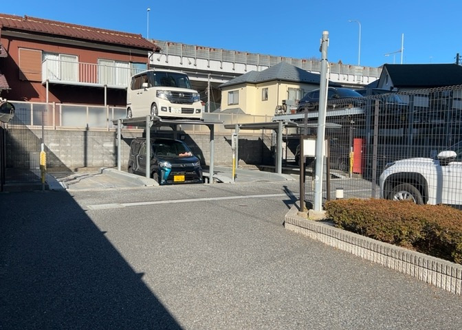 駐車場と明記されていても、最小スペースでつくられた駐車場だと大型車は駐車できなかったり、出入りしにくくなったりする可能性があります。お車のサイズと購入したい物件の駐車場のサイズを現地で確認しましょう。