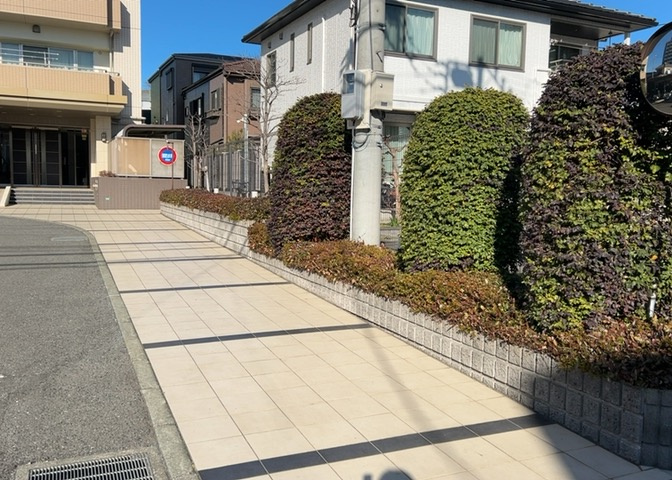 物件によっては、入居者が個人的に使用できる専用庭がついているものもあります。また、住宅の中にある土間の部分を庭と呼ぶこともあります。庭の用途は住む人によって変わり、それによってデザインもさまざまです。