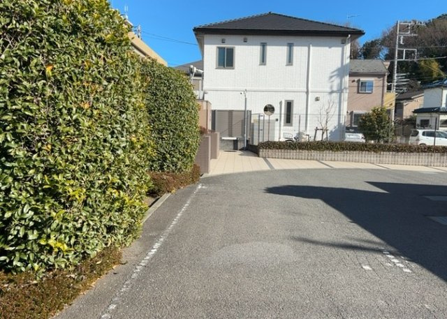 中庭（パティオ）とは、一つの建築物の内部に設けられた、壁などで囲われている庭のことを指します。コの字型、ロの字型が主流ですが、L字型の中庭もあります。最近では、インテリア性の高さからも人気があります。