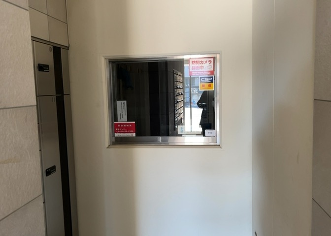 受付はマンションコンシェルジュがいる場合もあれば、管理人が滞在する小部屋を総称して呼ぶことがあります。主にエントランスに設置されていることから、防犯面でも期待ができます。防犯設備がない場合はより安心！