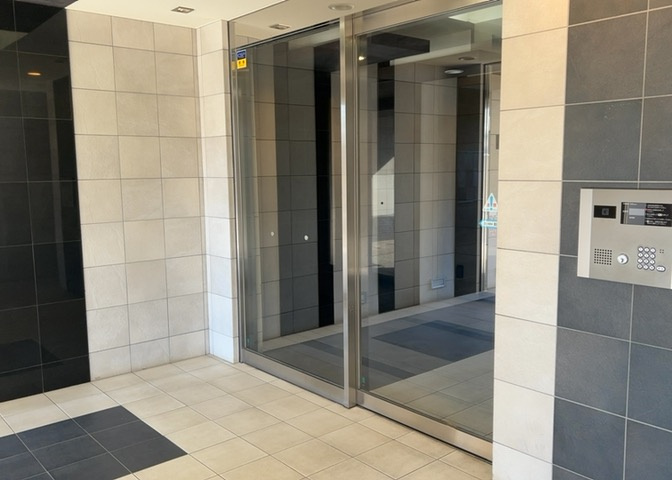 ラウンジは、マンションの共用スペースに椅子やテーブルなどを配置した利用者が寛げる空間です。屋内型ラウンジと屋外型ラウンジがあります。共用部分の管理状況と合わせて、詳細については現地でご確認ください。