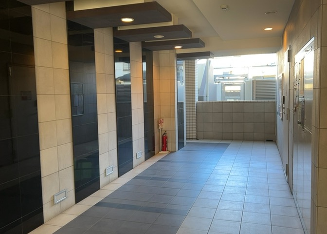 ロビーというと、エントランスと何がちがうの？と思いますよね。実はロビーとエントランスには明確な決まりはありません。物件によっては、エントランスを入って広がるある程度の広さのある空間がロビーとなります。