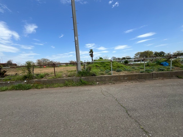 土地の形が極端に長細かったり、狭小地、あるいは道路との高低差がある傾斜地だった場合、後々売ろうとしても買い手がつかない場合もあります。後々、売却することになった時に価値の下がらない土地を選びましょう。