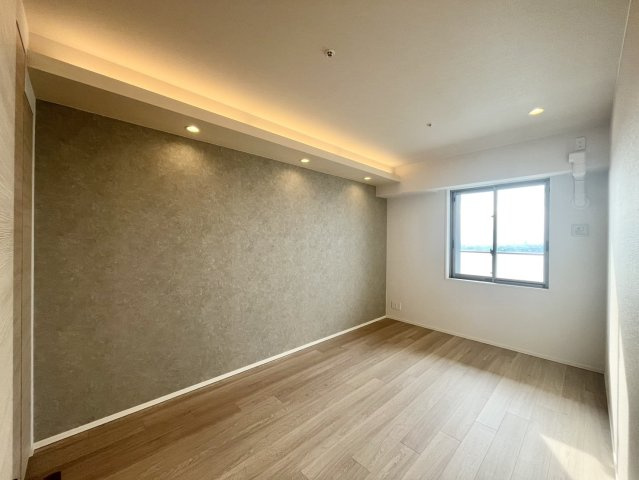 【洋室】約7.1帖の洋室◎クロゼットもありお部屋のレイアウトなど楽しんで頂けます☆