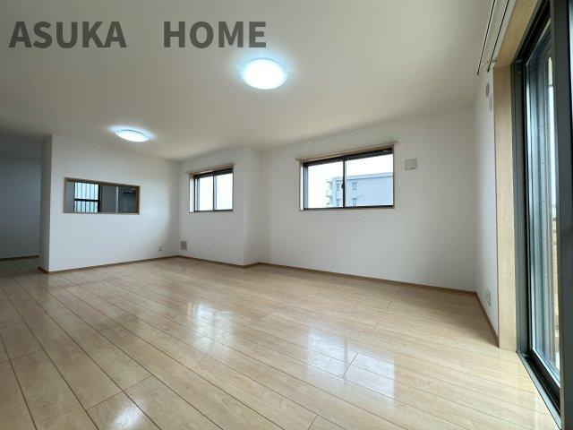 家族が笑顔で集まれるリビングは明るい陽射しが差し込み、生活を彩ります。