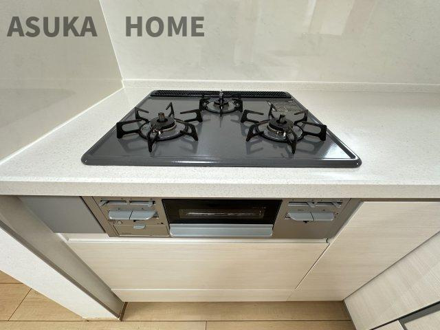 熱探知機能がついている3口コンロです。揚げ物料理に挑戦してみてくださいね。