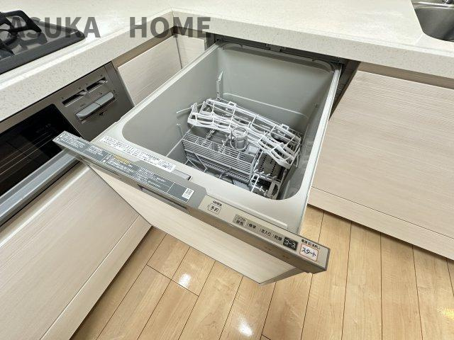 最新のシステムキッチンに食器洗浄乾燥機付き便利このうえなしですね。