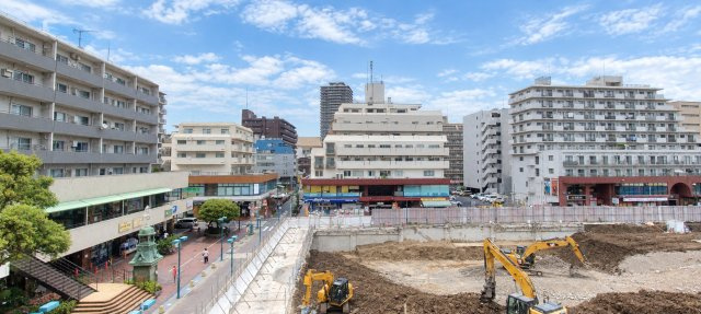 隣接地は旧イトーヨーカドー跡地で、これから新しく店舗入りのマンション建設が予定されています。建物との距離も取れる計画になっているので、明るさも安心です