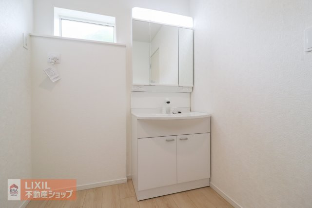 【洗髪洗面化粧台】現地完成写真。ご家族分もたっぷり収納できます！