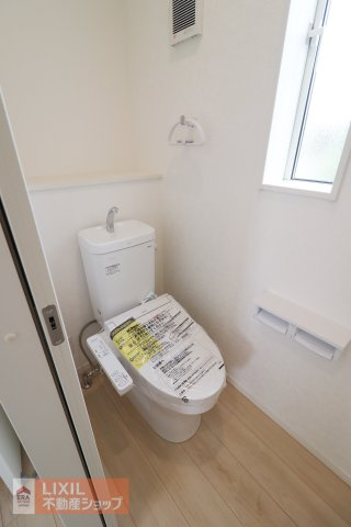 【トイレ】現地完成写真。温水洗浄暖房便座付き。